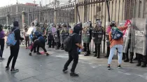 Violentas feministas atacan a policías femeninas y vandalizan Catedral Metropolitana de México, en marcha del 8M en 2020. Crédito: David Ramos / ACI Prensa.