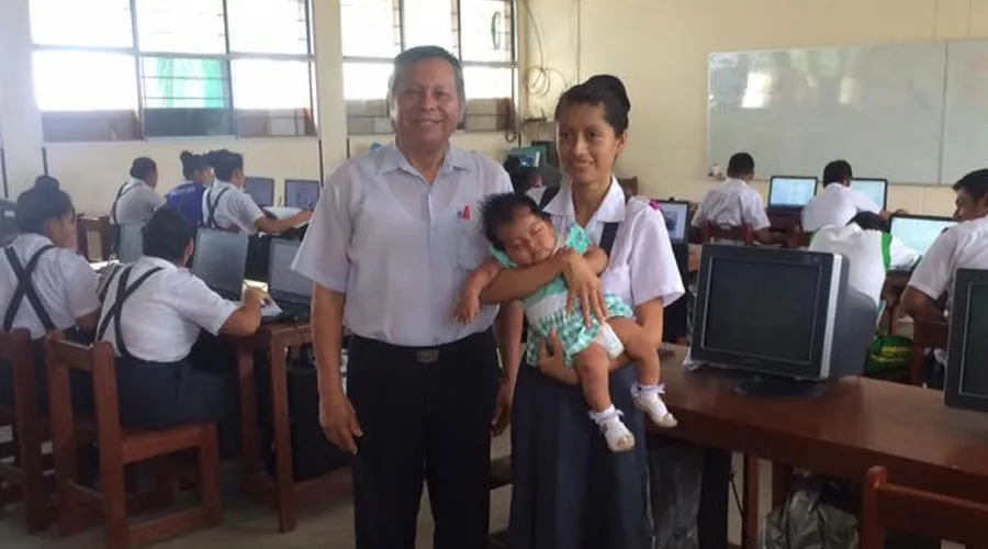 El director de la escuela junto a Joani y su hija / Foto: Facebook Lorena Trelles Guzmán?w=200&h=150