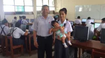 El director de la escuela junto a Joani y su hija / Foto: Facebook Lorena Trelles Guzmán