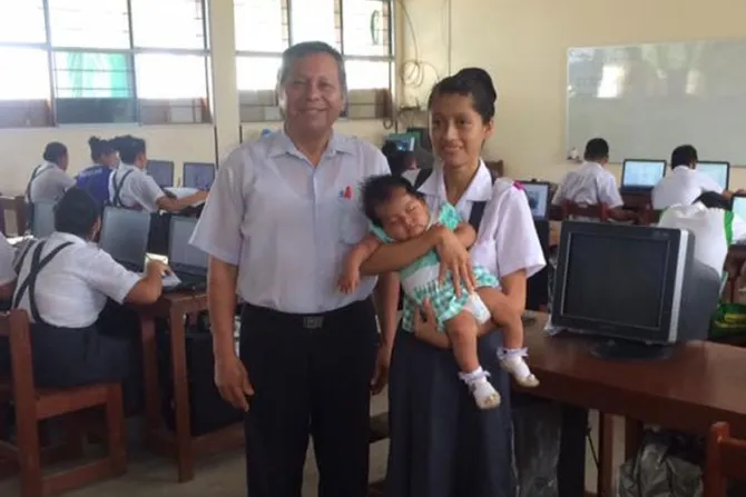 VIRAL: Aplauden gesto del director de una escuela hacia joven madre