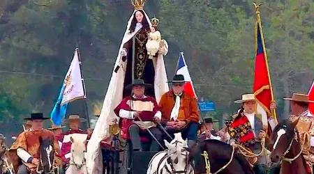 Rinden homenaje a la Virgen del Carmen en desfile militar de Chile 