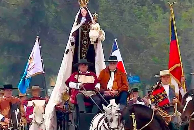 Rinden homenaje a la Virgen del Carmen en desfile militar de Chile 