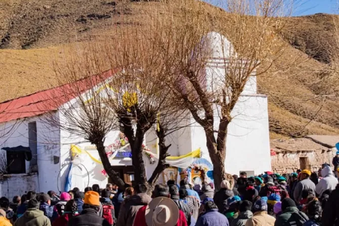 Miles de peregrinos honran a la Virgen a 3.400 metros de altura