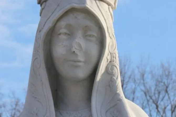 Rompen las manos y el rostro de imagen de la Virgen de Fátima en iglesia católica