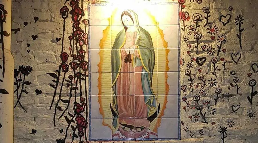 Imagen de la Virgen de Guadalupe atacada por abortistas. Foto: Facebook / Gaby Vairo.