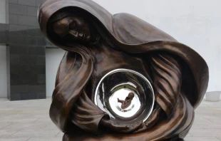 Estatua inspirada en la Virgen de Guadalupe en la Universidad de Santo Tomu00e1s. Cru00e9dito: Cortesu00eda P. Eduardo Chu00e1vez. 