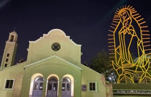 Ru00e9plica de la imagen de la Virgen de Guadalupe rescatada en 2020, en el atrio de parroquia Reina de Mu00e9xico. Cru00e9dito: Edson Valdez / Pastoral Siglo XXI. 