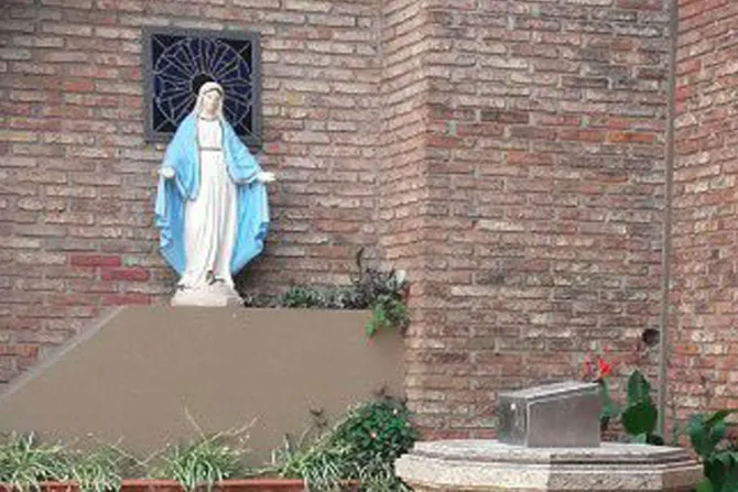 Descabezan imagen de la Inmaculada Concepción en catedral argentina