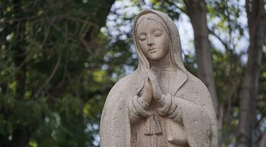 Imagen esculpida en piedra de la Virgen de Guadalupe. Crédito: David Ramos / ACI Prensa.