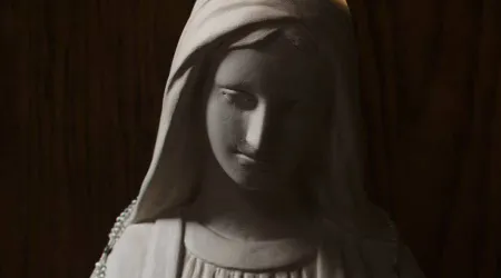 Vestido de novia de Kourtney Kardashian causa polémica por imagen de la Virgen María