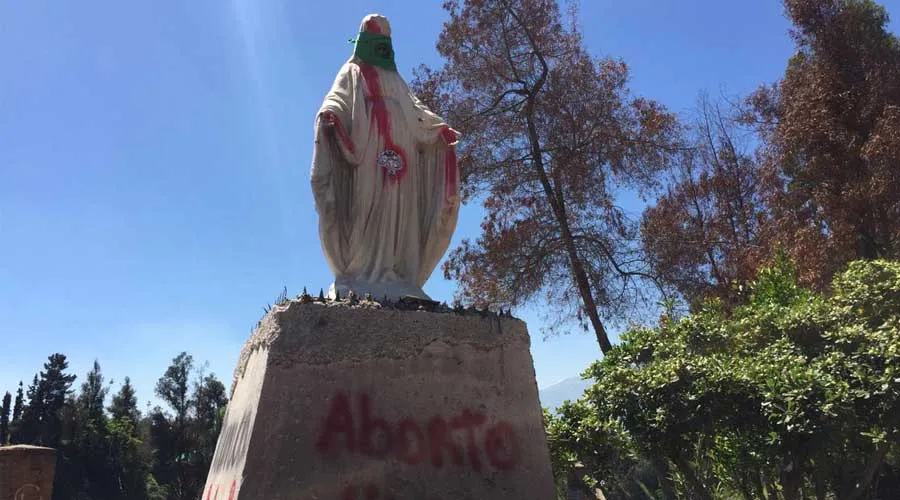 Imagen vandalizada de la Virgen María en Municipio de Pirque. Crédito: Facebook / Municipio de Pirque.