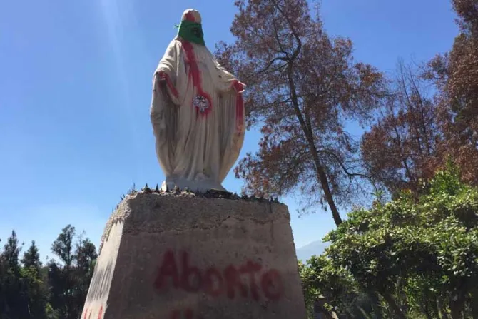 Vandalizan imagen de la Virgen María con lemas proaborto y pañuelo verde en Chile [FOTOS]
