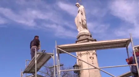 Levantan andamios en Ucrania para proteger estatua de la Virgen de ataques rusos