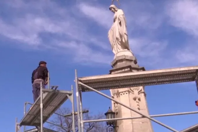 Levantan andamios en Ucrania para proteger estatua de la Virgen de ataques rusos