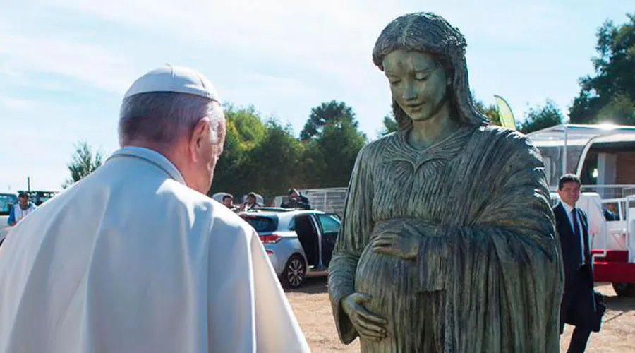 El Papa Francisco bendice la imagen de la Virgen del Niño por Nacer. Foto: Vatican Media?w=200&h=150
