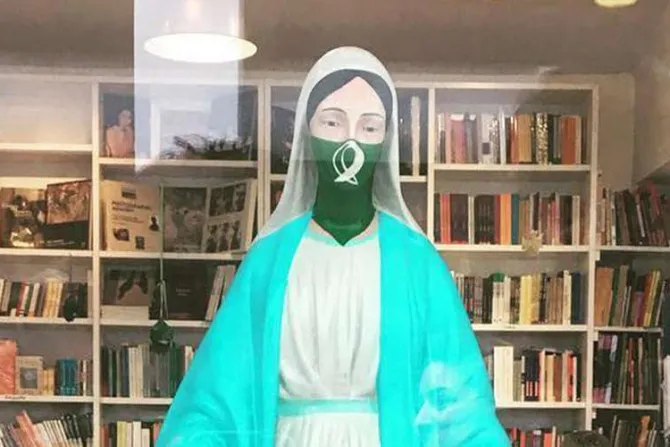 Pintan pañuelo verde pro aborto en imagen de la Virgen para una muestra feminista