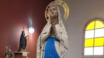 La imagen de la Inmaculada Concepción que aseguran "llora sangre" en Santiago del Estero. Crédito: Facebook Capilla Inmaculada Concepción Vinará