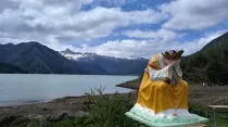 Imagen de Nuestra Señora de La Salette en el Lago Cabrera. Gentileza: Parroquia Sagrada Familia, Hornopirén.