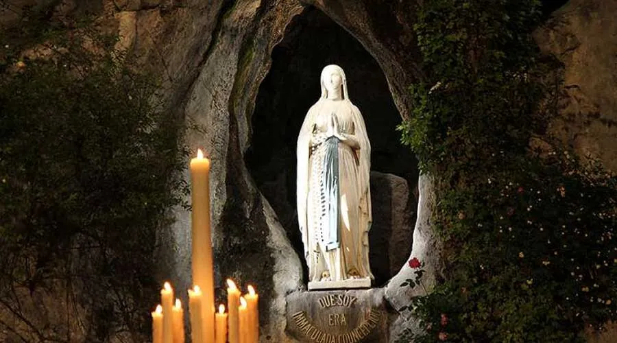 Gruta de la Virgen de Lourdes en su santuario, en Francia. Crédito: Elise Harris / ACI Prensa.