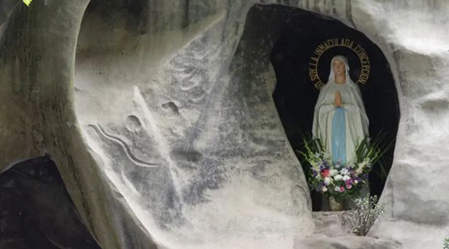 Nuestra Señora de Lourdes. Crédito: Santuario de Lourdes - Santos Lugares, Buenos Aires.