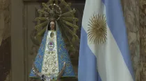 Virgen de Luján y bandera argentina. Crédito: Captura Youtube.