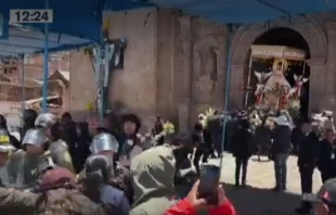 Momento en el que los fieles guardan en la Catedral de Puno la imagen de la Virgen de la Candelaria. Cru00e9dito: Cortesu00eda Canal N 