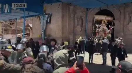 Protesta obliga a guardar imagen de la Virgen de la Candelaria en iglesia en Perú