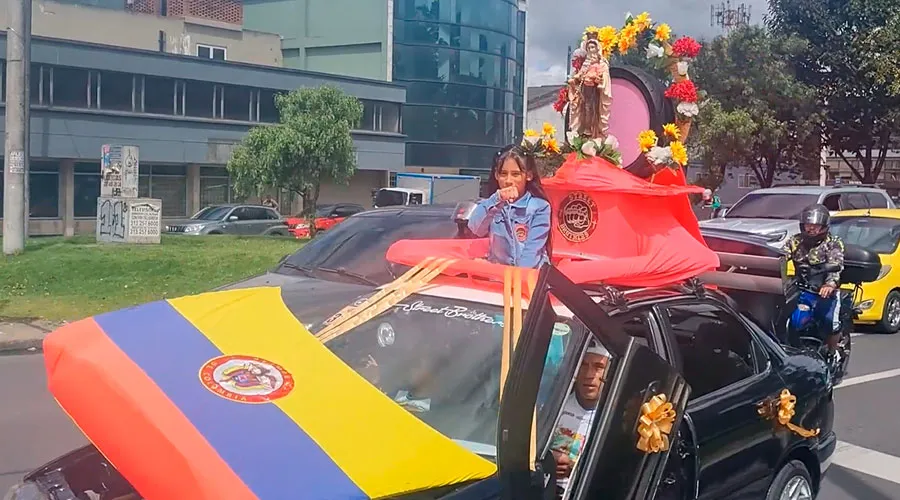 Uno de los autos que circuló por Bogotá con la imagen de la Virgen del Carmen. Crédito: Eduardo Berdejo (ACI)?w=200&h=150