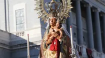 Imagen de la Virgen de la Almudena en las calles de Madrid (España). Crédito: ArchiMadrid.