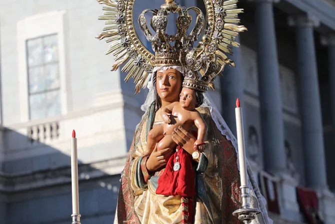 Cardenal Osoro en día de la Virgen de la Almudena: "María siempre nos ayuda"