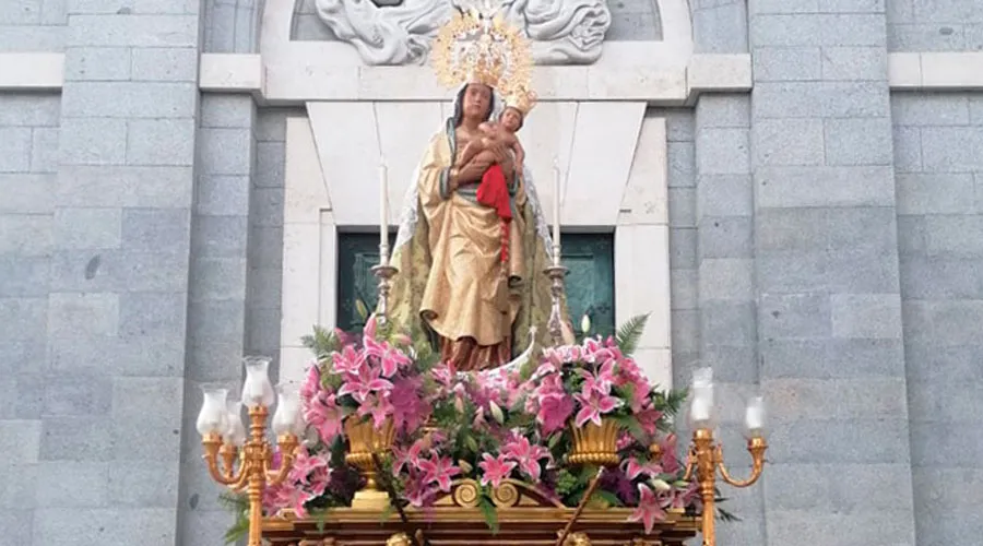 Momento de la ofrenda floral a la Virgen de la Almudena. Crédito: Archidiócesis de Madrid (España).
