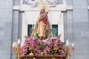 Tras ofrenda a la Virgen de la Almudena, sus flores recordaron a víctimas de COVID-19