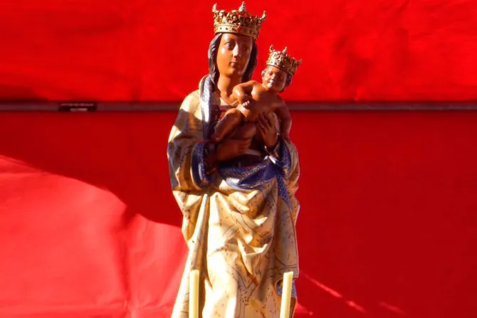 La Virgen de la Almudena en procesión por las calles de Madrid