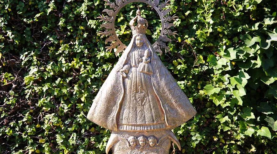 Imagen de la Virgen de la Caridad del Cobre entronizada en los Jardines del Vaticano. Foto: Lauren Cater / ACI Prensa