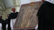 Dos dominicos sostienen la imagen de la Virgen de Chiquinquirá. Crédito: Facebook Basílica de Nuestra Señora del Rosario de Chiquinquirá