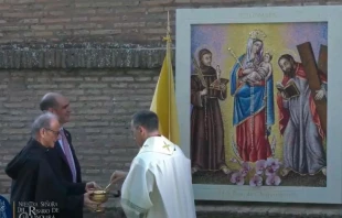 Bendiciu00f3n del mosaico de la Virgen de Chiquinquiru00e1 en los Jardines Vaticanos. Cru00e9ditos: Captura de Pantalla Basu00edlica de Nuestra Seu00f1ora del Rosario de Chiquinquiru00e1 
