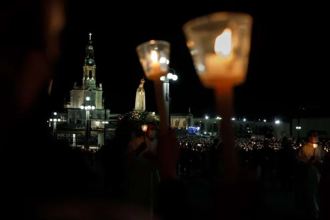 Santuario de Fátima acoge reducida peregrinación internacional en día de la Virgen