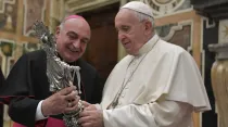 El Papa Francisco con el Obispo de Tortosa, Mons. Enrique Benavent. Foto: Vatican Media