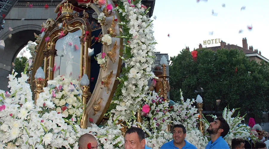 Momento de la procesión de la Virgen de la Paloma por las calles de Madrid (España). Crédito: ArchiMadrid.
