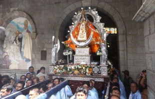 La imagen de la Virgen de la Puerta sale en procesiu00f3n en su santuario, en Otuzco. Foto: ANDINA. 