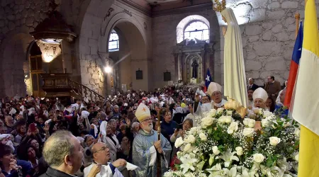 Virgen peregrina de Fátima es recibida con vítores en Chile 