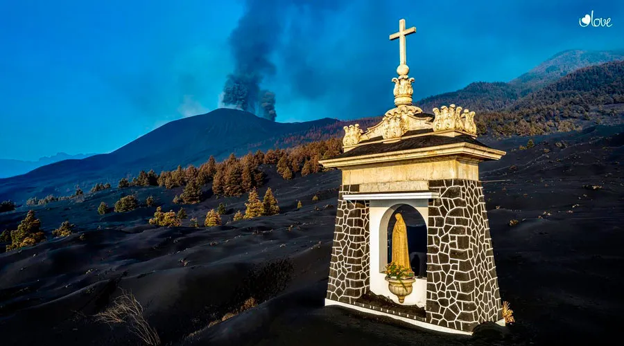 Esta imagen de la Virgen desafía la erupción del volcán en La Palma