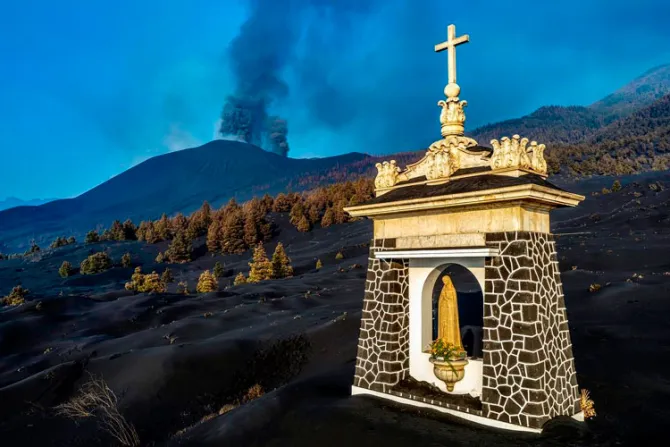 Esta imagen de la Virgen desafía la erupción del volcán en La Palma