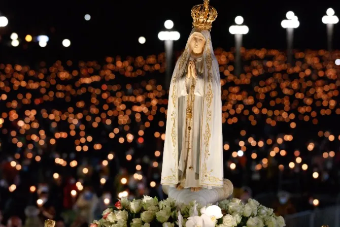 Miles de peregrinos participan en procesión al Santuario de Fátima a la luz de las velas