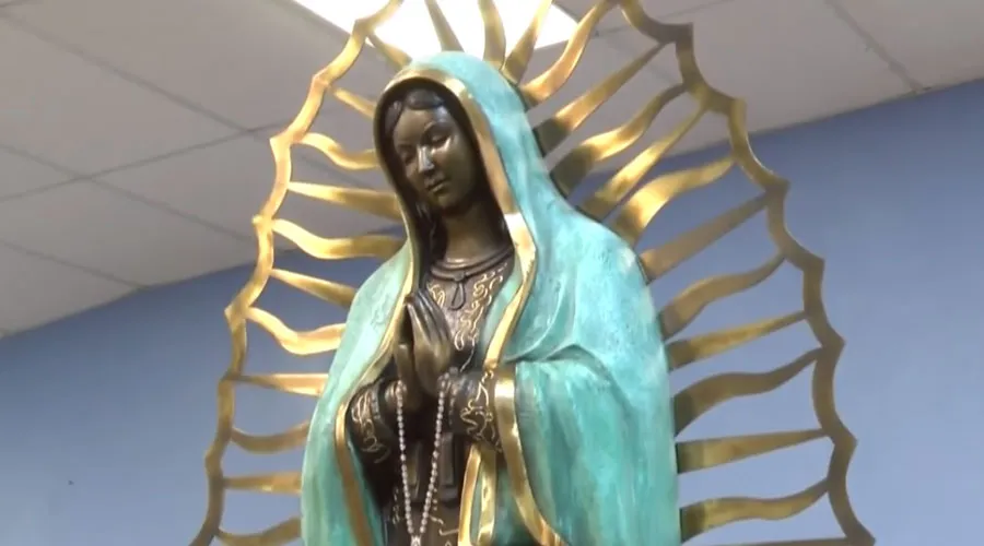 La imagen de la Virgen de Guadalupe en la parroquia de Hobbs. Captura Youtube