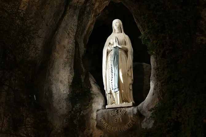 Enfermero que luchó contra pandemia cumple promesa hecha a la Virgen de Lourdes