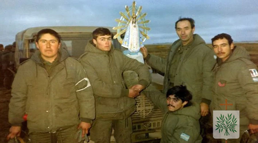 Soldados guerra de las Malvinas se encomiendan a Virgen de Luján, 1982. Crédito: Obispado Castrense de Argentina.?w=200&h=150