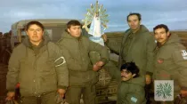 Soldados guerra de las Malvinas se encomiendan a Virgen de Luján, 1982. Crédito: Obispado Castrense de Argentina.