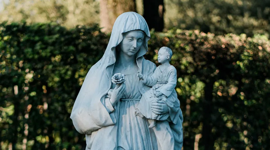 Una imagen de la Virgen María. Crédito: Gabriella Clare Marino en Unsplash?w=200&h=150