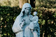 Sacerdote llama a católicos a no callar ante burlas de diario contra la Virgen María